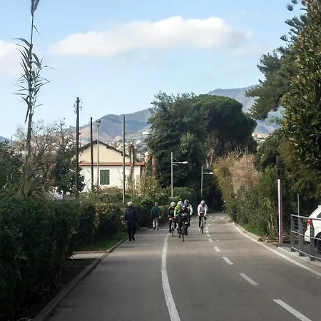 A Due Passi Dalla Ciclabile... *